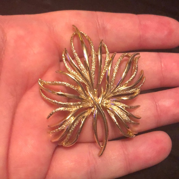 NWOT Gold Tone Leaf Brooch - Picture 6 of 6